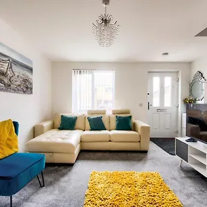  Holiday home Guestready - Serene 2br W Yard & Parking - Sleeps Up To 6